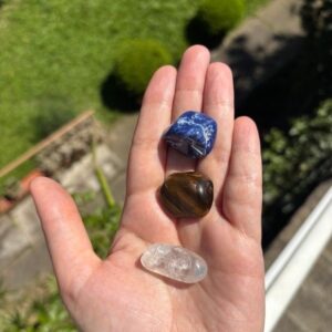 Kit 3 Pedras Naturais Foco e Clareza Sodalita Olho de Tigre e Quartzo Cristal