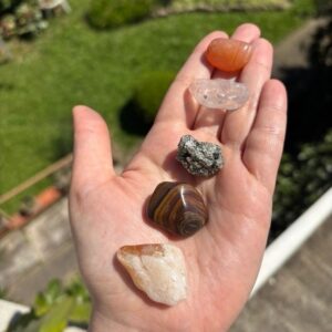 Kit 5 Pedras Naturais Prosperidade Força e Realização Pirita Citrino e Olho de Tigre
