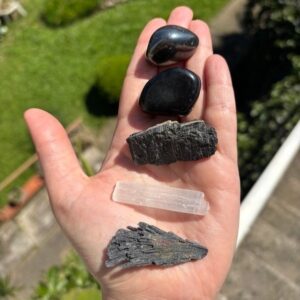 Kit 5 Pedras Naturais Grandes Proteção Limpeza e Aterramento Turmalina Negra Selenita Hematita