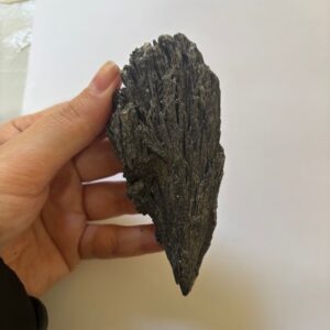 Cianita Negra Bruta (Vassoura de Bruxa) 88  a 258 g -Pedra Natural de Proteção Energética | Limpeza Espiritual e Chakras