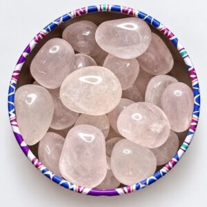 Latinha – Kit 25 Pedras Quartzo Rosa Natural na Latinha | Cristais para Amor, Autoestima, Decoração e Energia