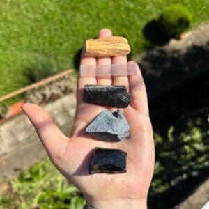 Kit Limpeza e Proteção Energética com Turmalina Negra, Obsidiana, Hematita, Selenita e Palo Santo