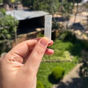 Kit 3 Pedras Naturais Limpeza e Renovação Selenita Cianita Negra e Quartzo Cristal